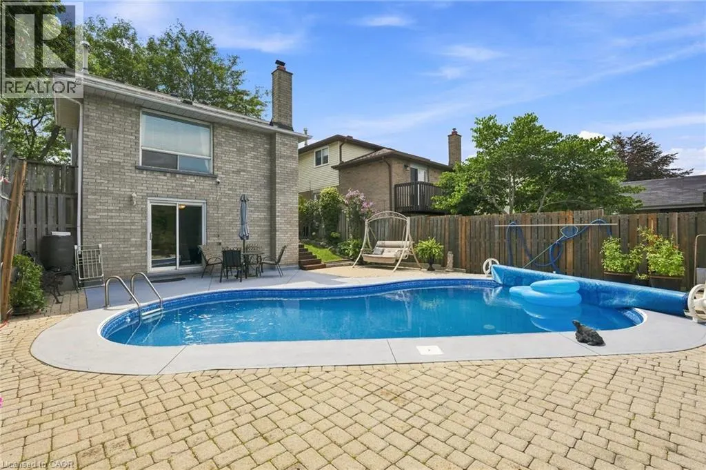 30 TWINOAKS Crescent