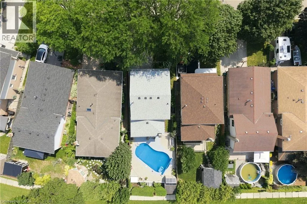 30 TWINOAKS Crescent