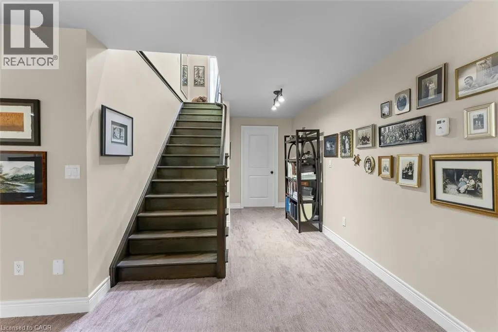 6 CREEKSIDE Drive