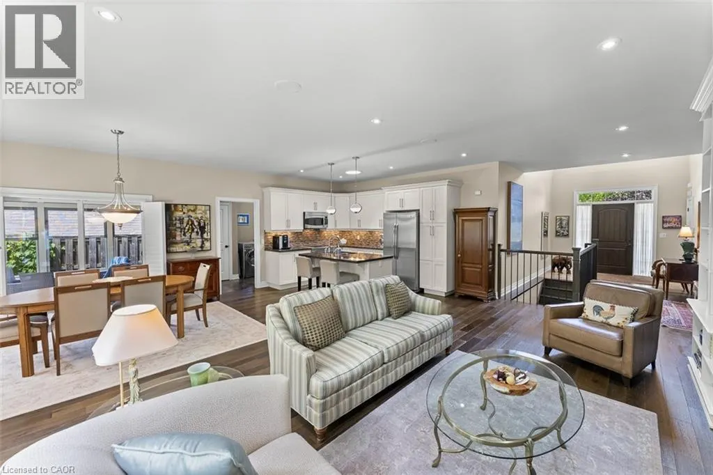 6 CREEKSIDE Drive