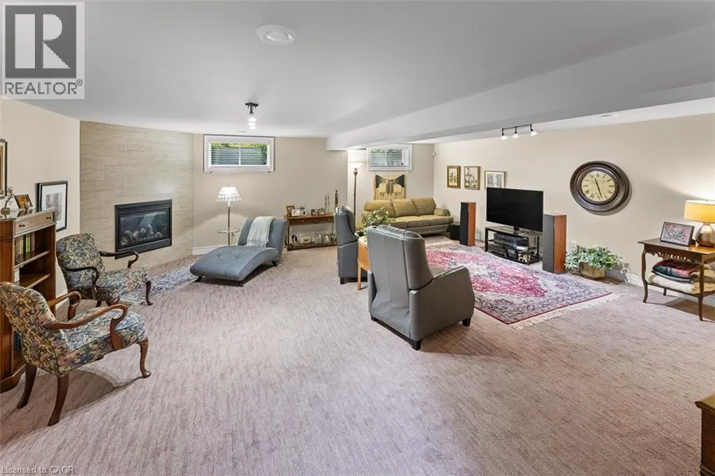 6 CREEKSIDE Drive