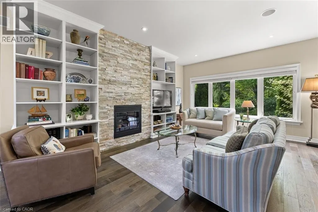 6 CREEKSIDE Drive