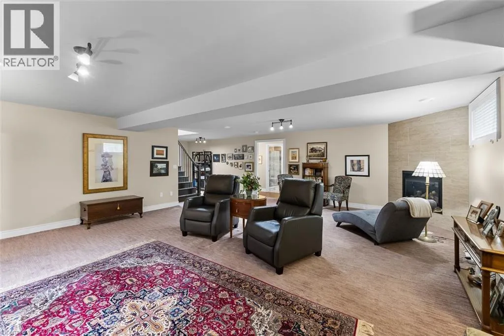 6 CREEKSIDE Drive
