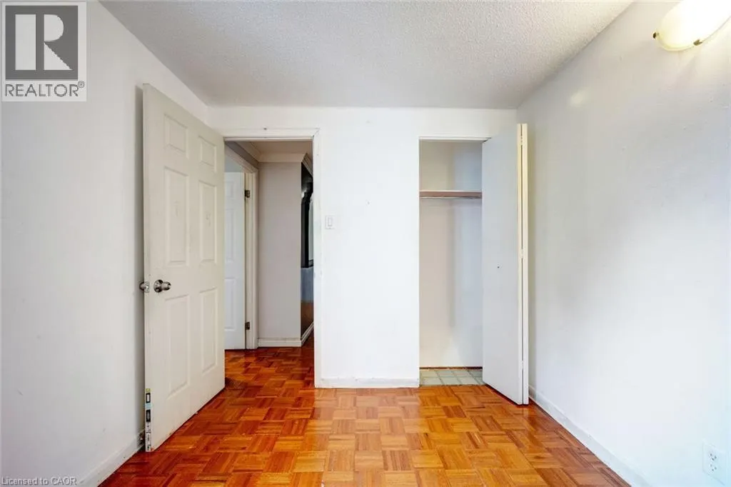 13 HOLMSTEAD Court