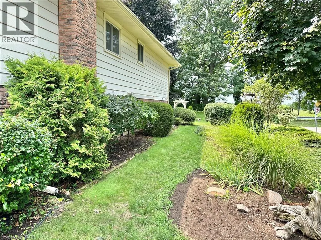 44 DOUGLAS Avenue