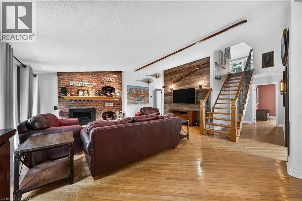 4905 MAPLEVIEW Crescent