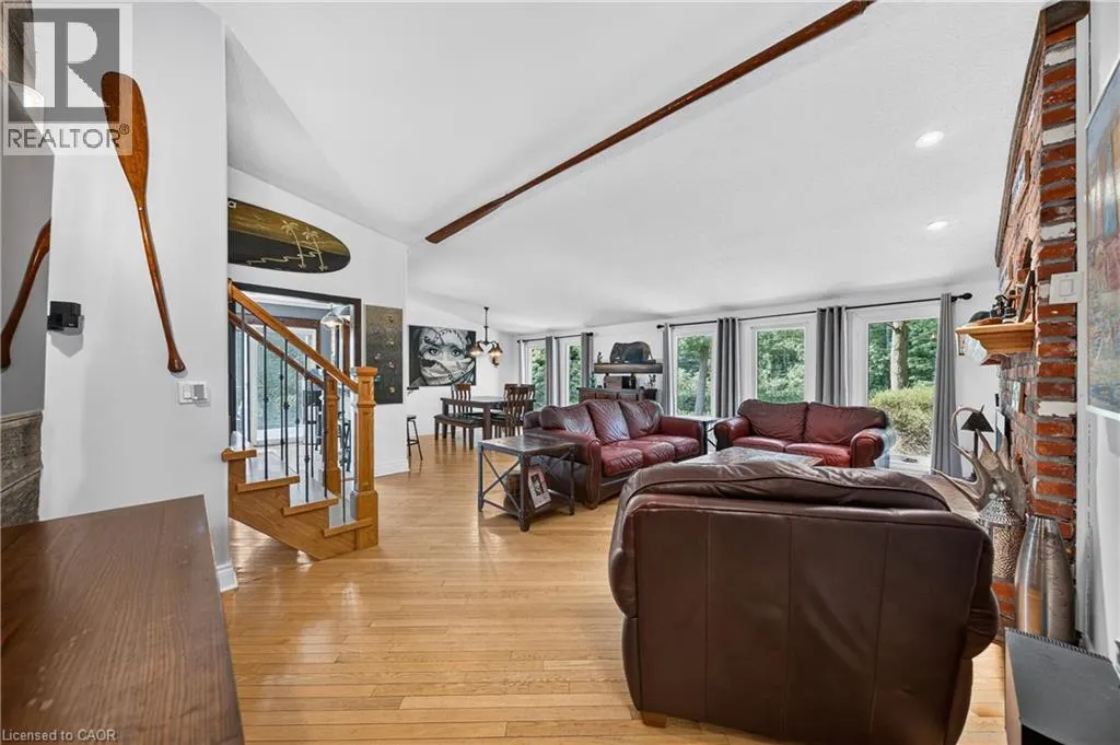 4905 MAPLEVIEW Crescent