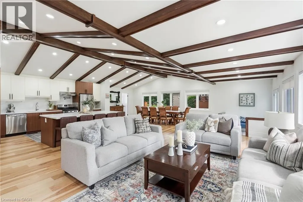 4861 MAPLEVIEW Crescent