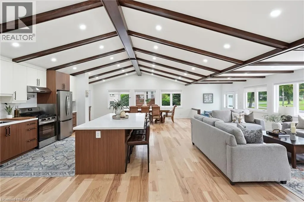 4861 MAPLEVIEW Crescent