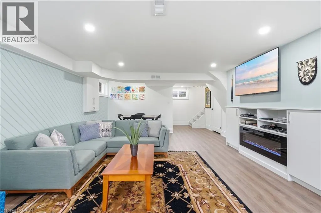 4861 MAPLEVIEW Crescent