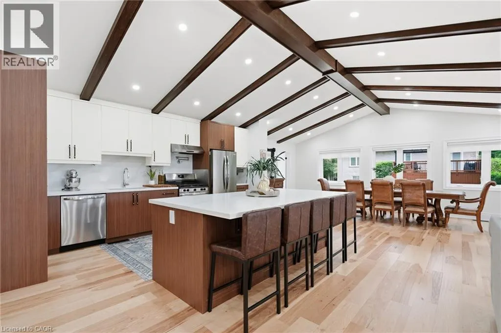 4861 MAPLEVIEW Crescent
