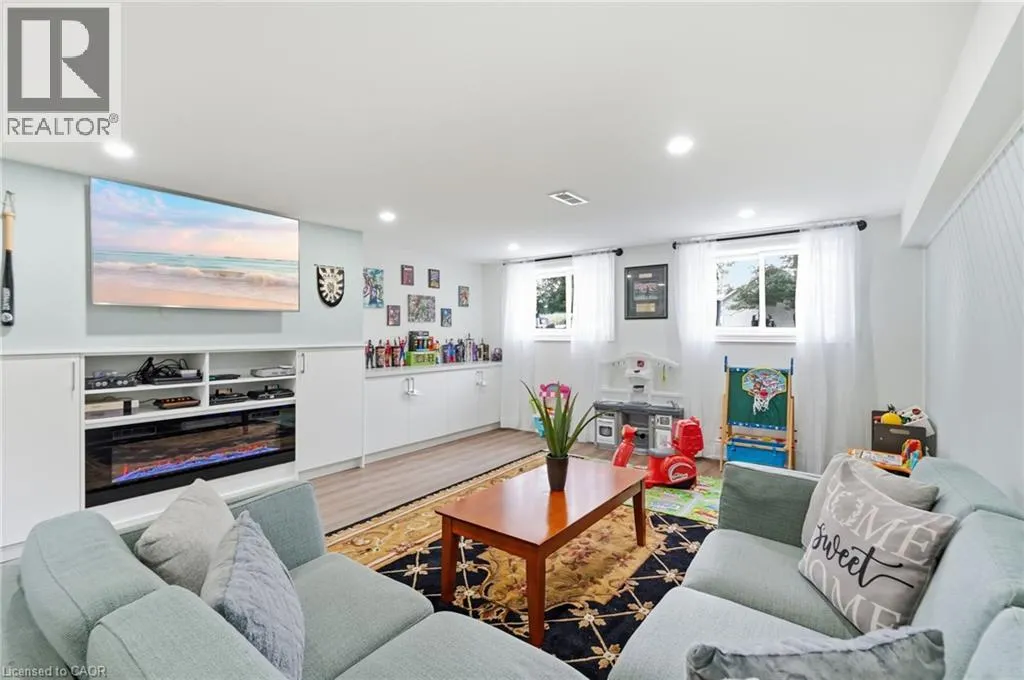 4861 MAPLEVIEW Crescent