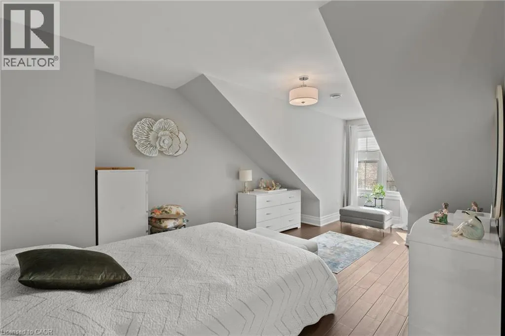 8 ST. ANDREWS Lane S