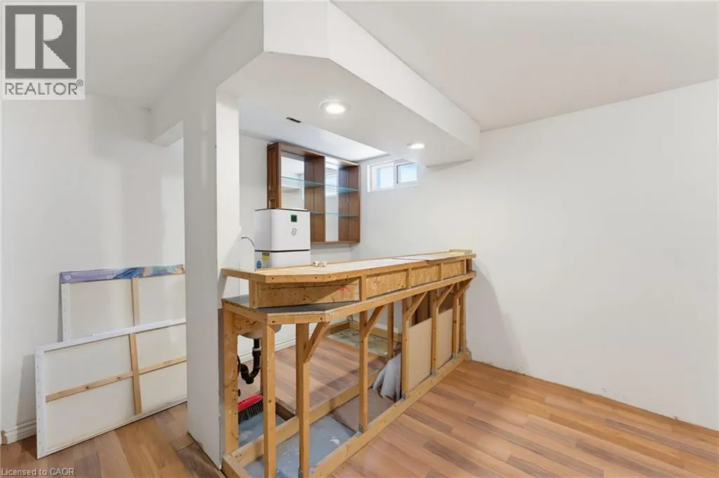 32 SILVERVINE Drive