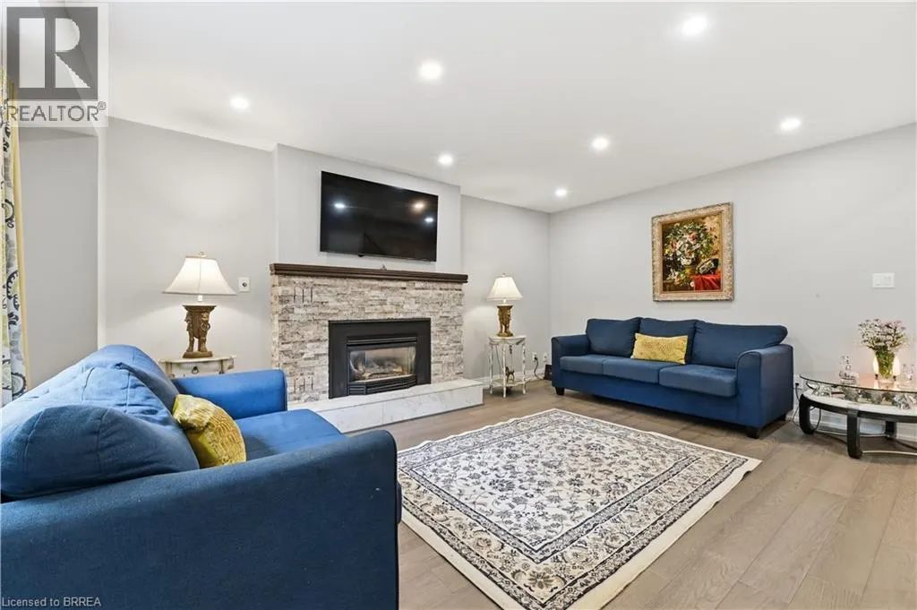 512 HAWTHORNE Crescent