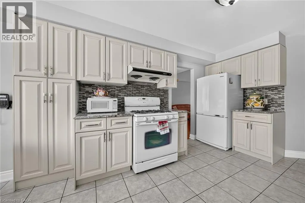 42 HILLGARDEN Avenue