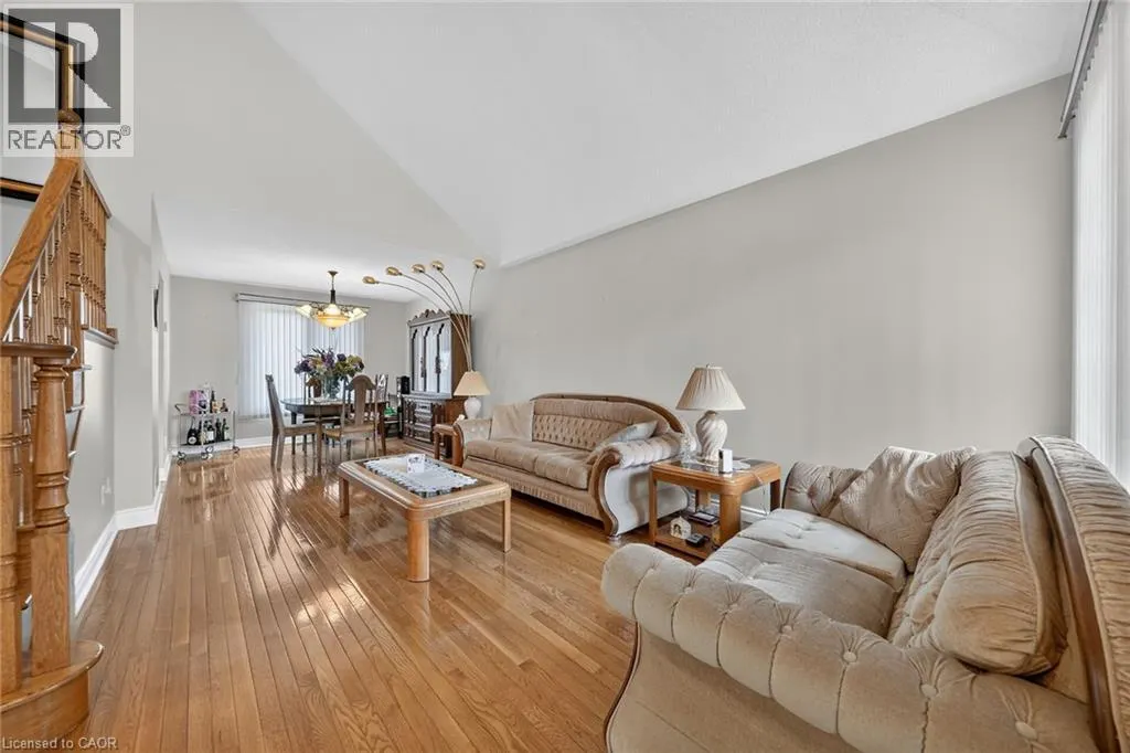 42 HILLGARDEN Avenue