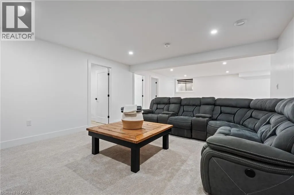 9 MACNEIL Court