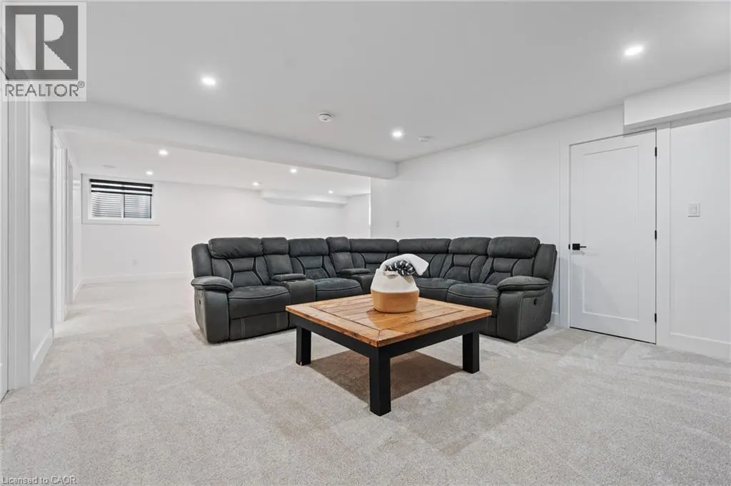 9 MACNEIL Court