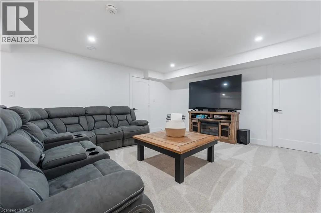9 MACNEIL Court