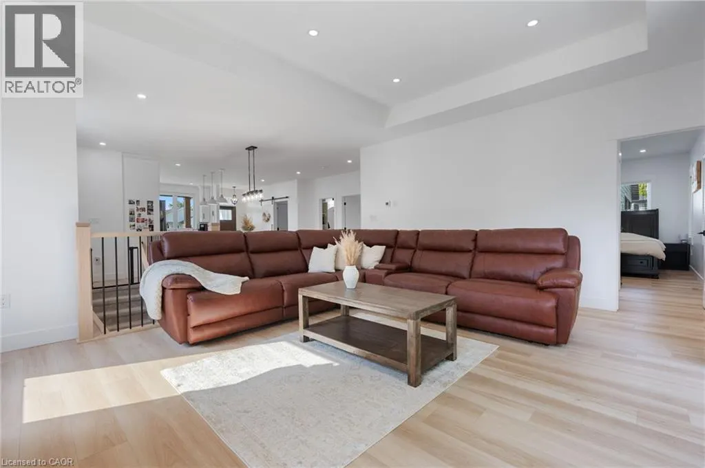 9 MACNEIL Court