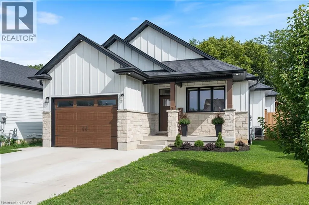 9 MACNEIL Court
