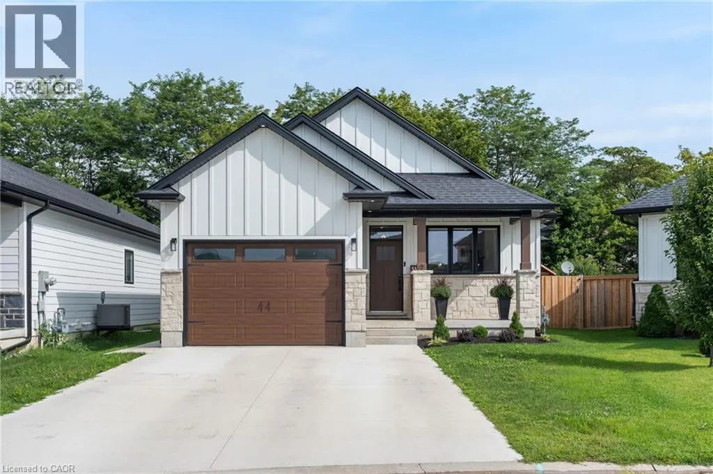 9 MACNEIL Court