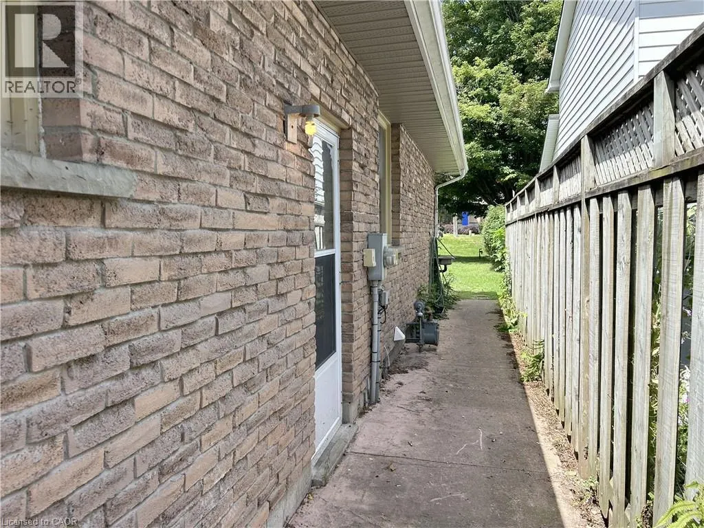 90 QUEENSWAY E
