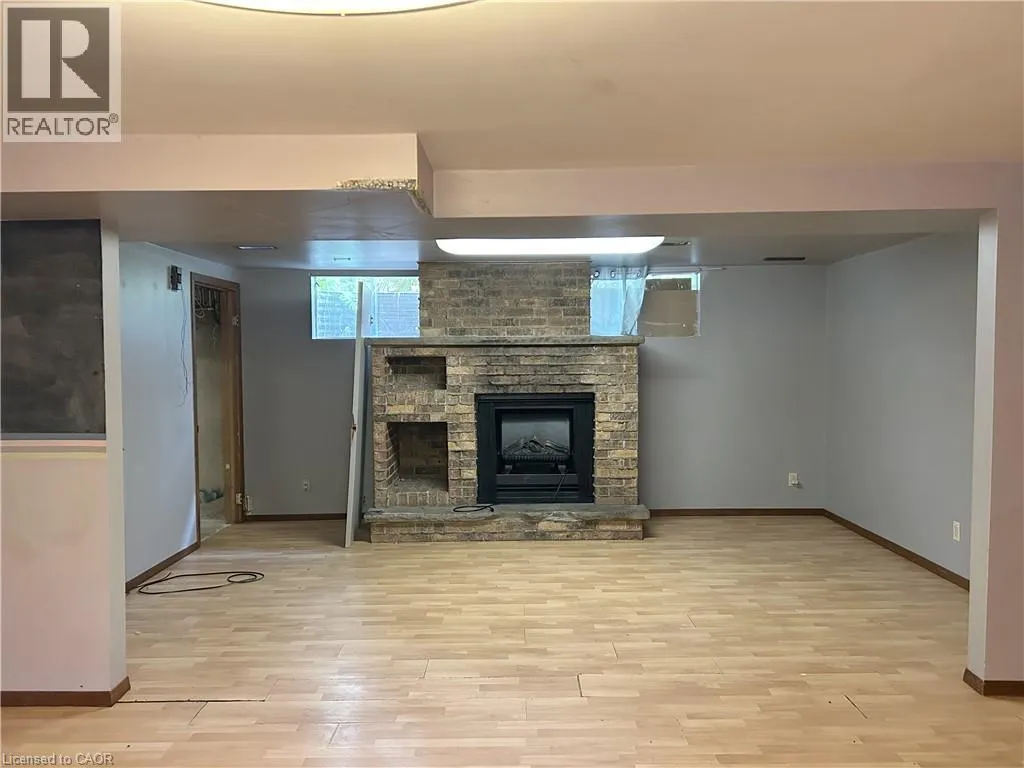 90 QUEENSWAY E
