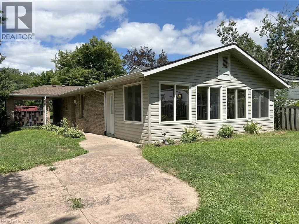 90 QUEENSWAY E