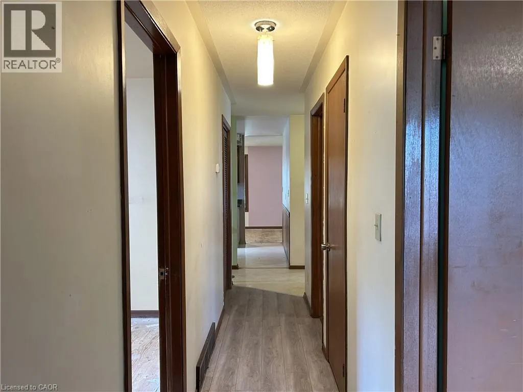 90 QUEENSWAY E