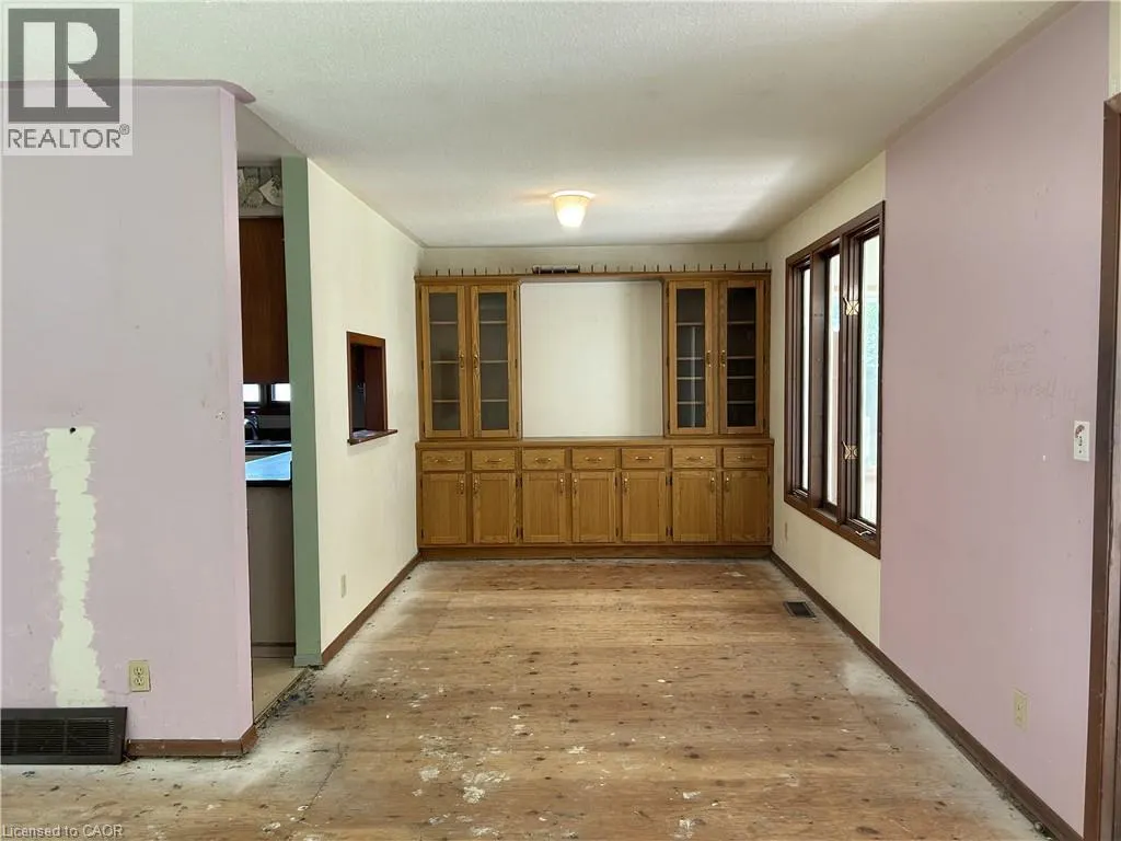 90 QUEENSWAY E