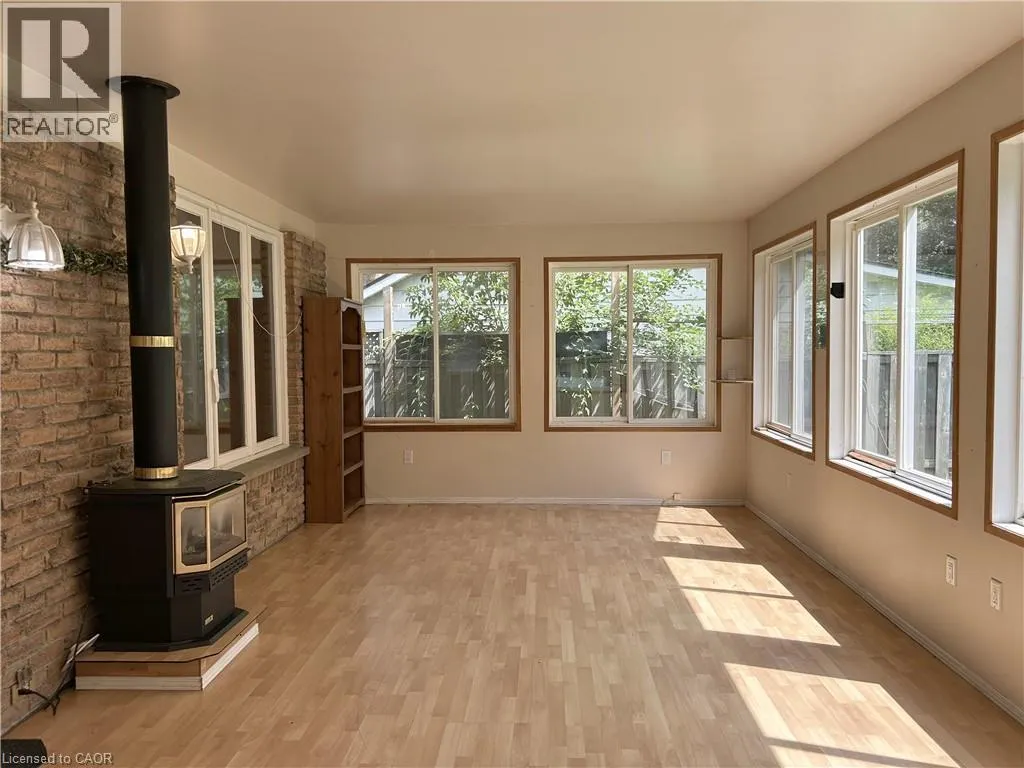 90 QUEENSWAY E