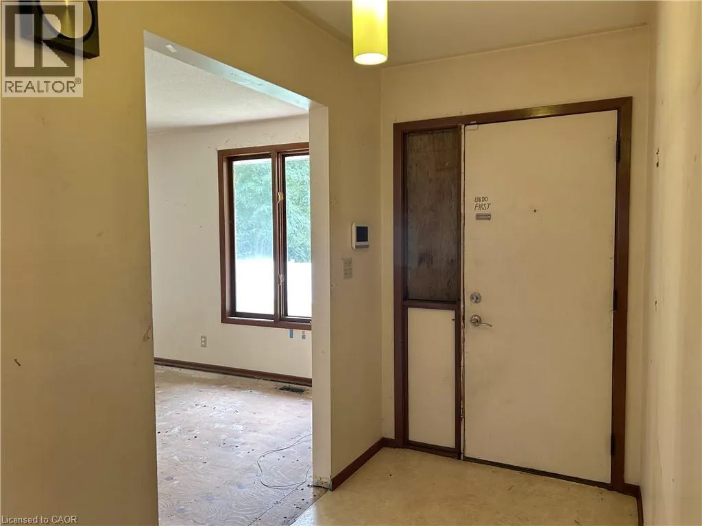 90 QUEENSWAY E