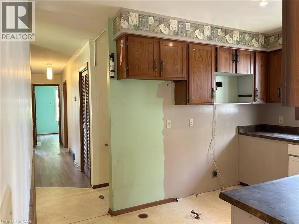 90 QUEENSWAY E