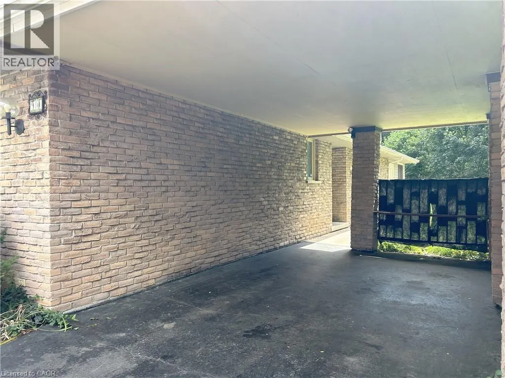 90 QUEENSWAY E
