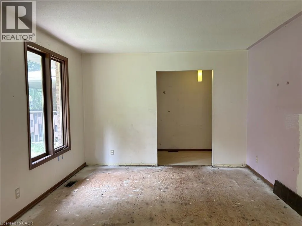 90 QUEENSWAY E