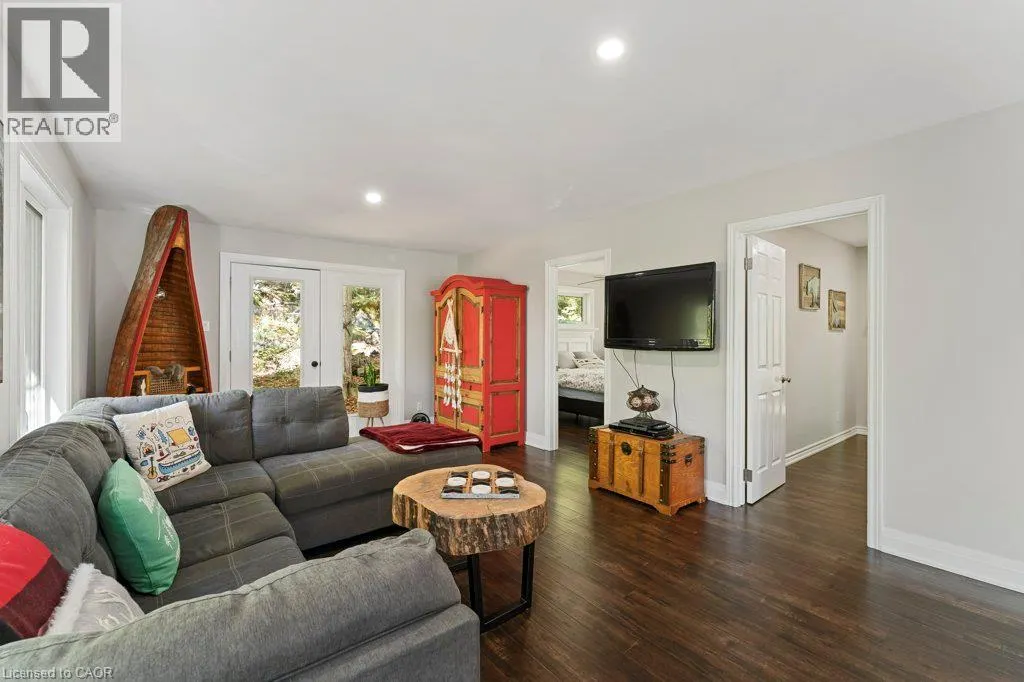 8 15TH Avenue