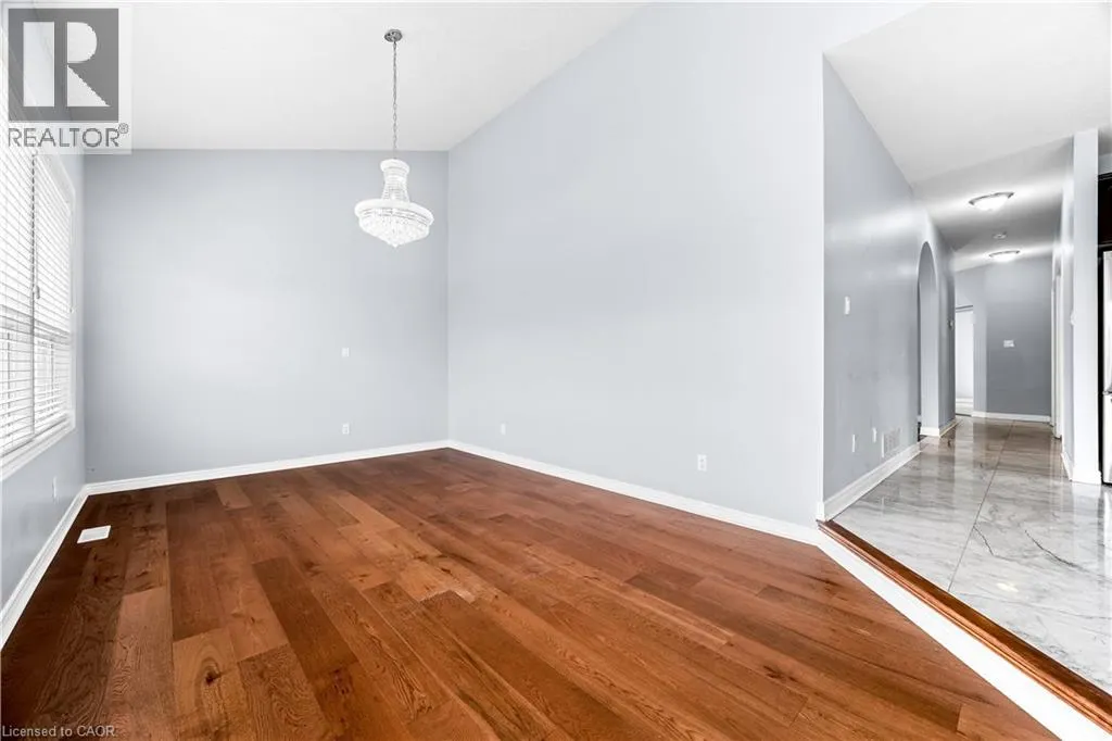 4 CLAIRFIELDS Drive W