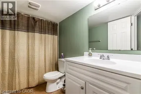 4 CLAIRFIELDS Drive W