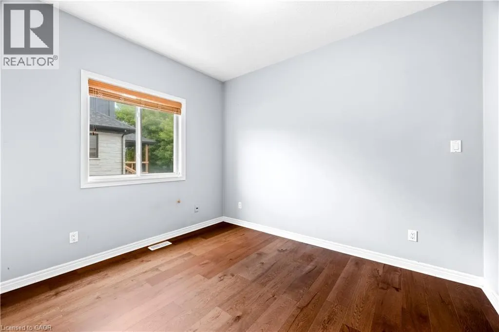 4 CLAIRFIELDS Drive W