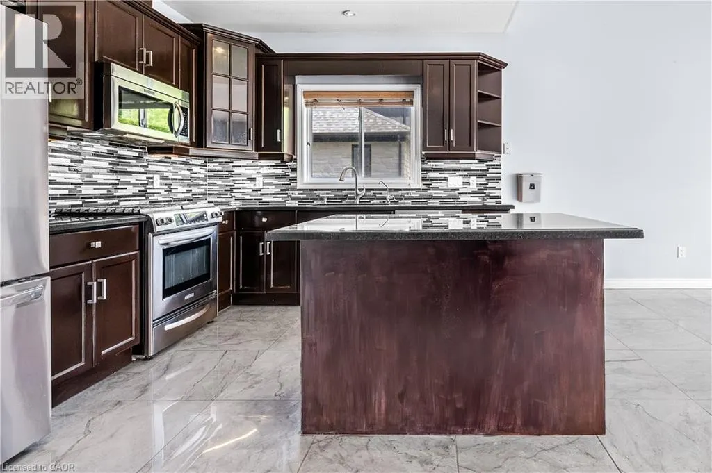 4 CLAIRFIELDS Drive W