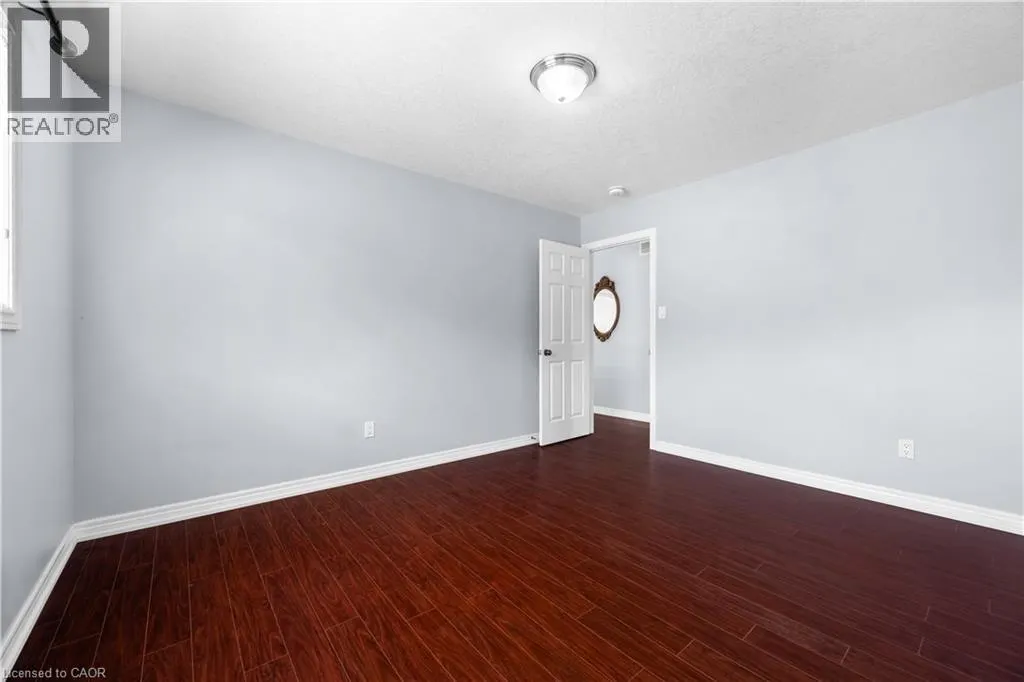 4 CLAIRFIELDS Drive W