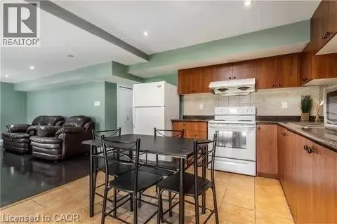 4 CLAIRFIELDS Drive W