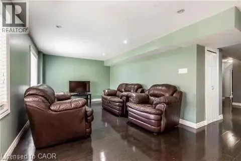 4 CLAIRFIELDS Drive W