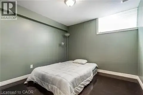 4 CLAIRFIELDS Drive W