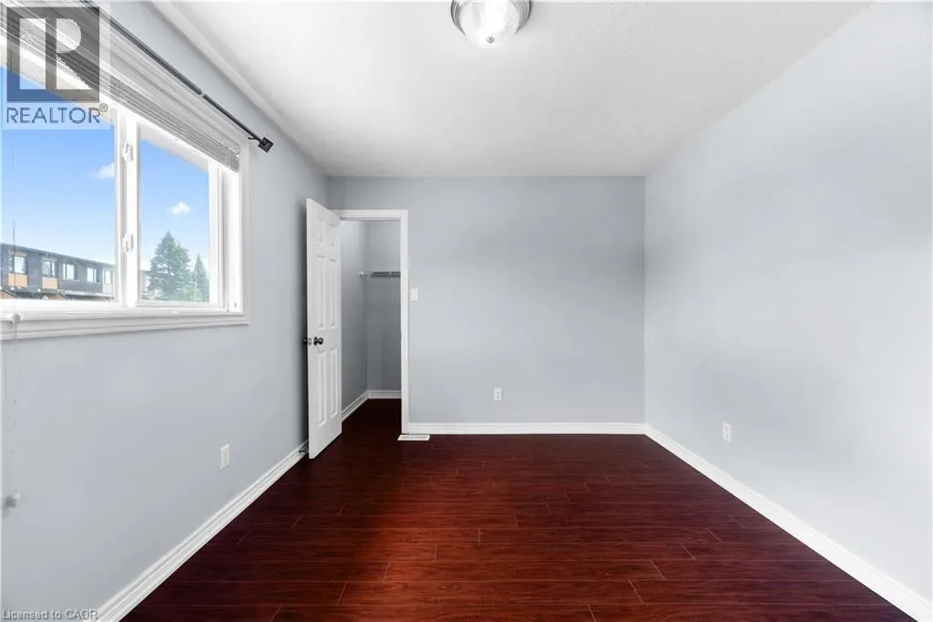 4 CLAIRFIELDS Drive W