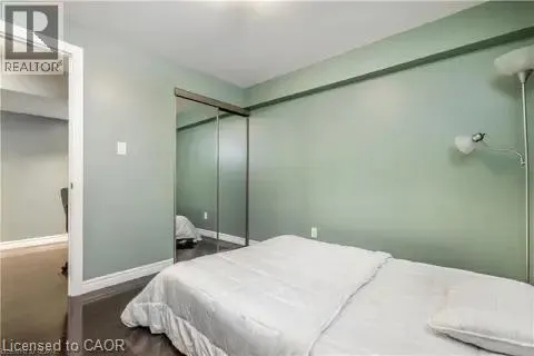 4 CLAIRFIELDS Drive W