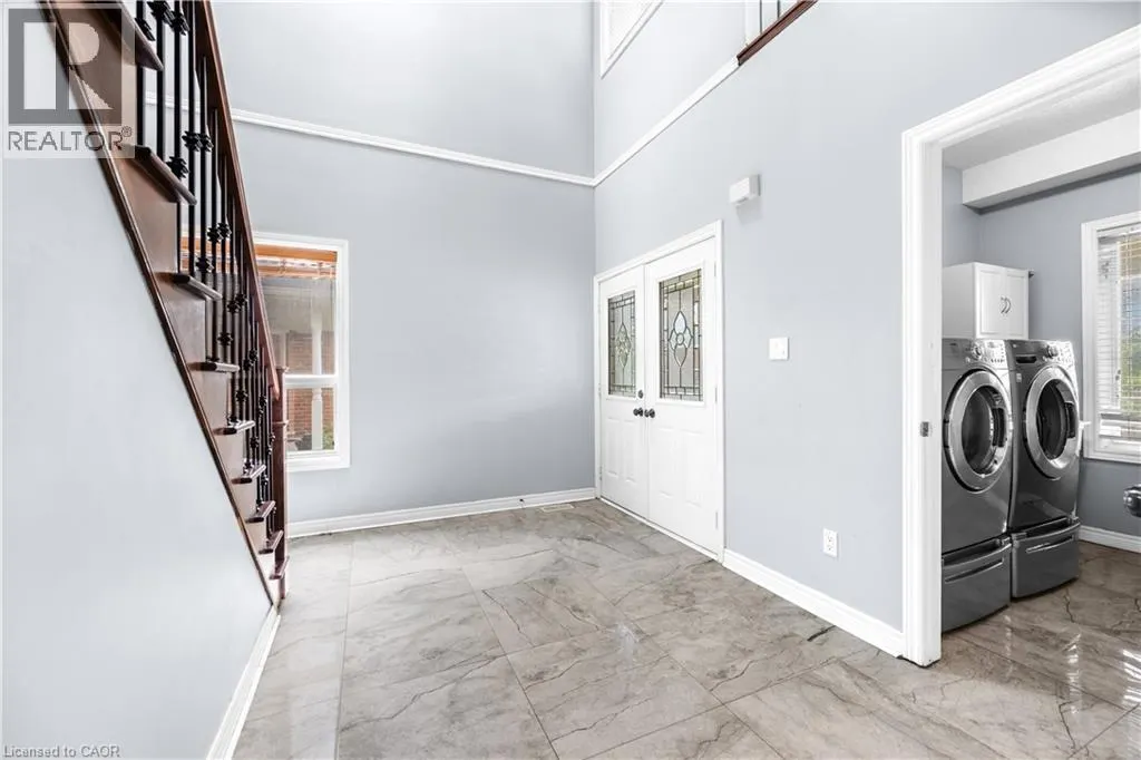 4 CLAIRFIELDS Drive W