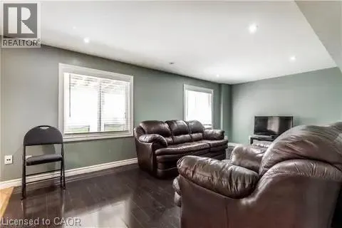 4 CLAIRFIELDS Drive W